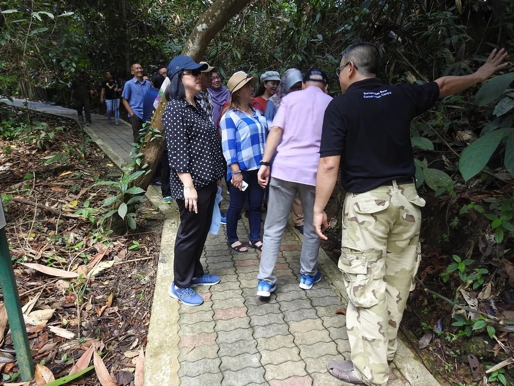 Guide briefing at the Studies Centre