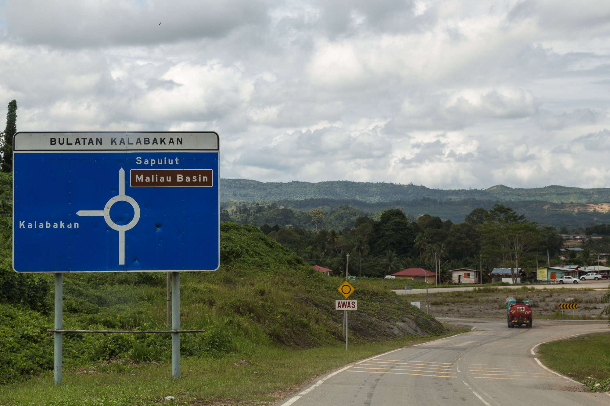 The Kalabakan road inland from Tawau